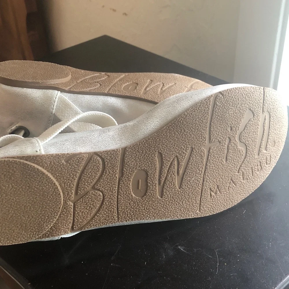 Blowfish Malibu whitish silver ballet flats size 3(kids)